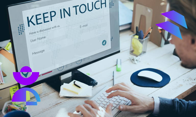 As mãos de um home digitando em seu computador