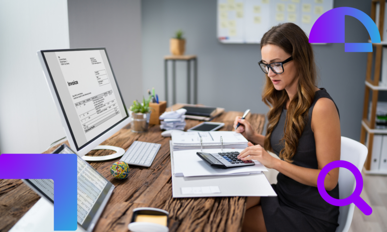 Uma mulher , sentada a mesa na frente de um computador