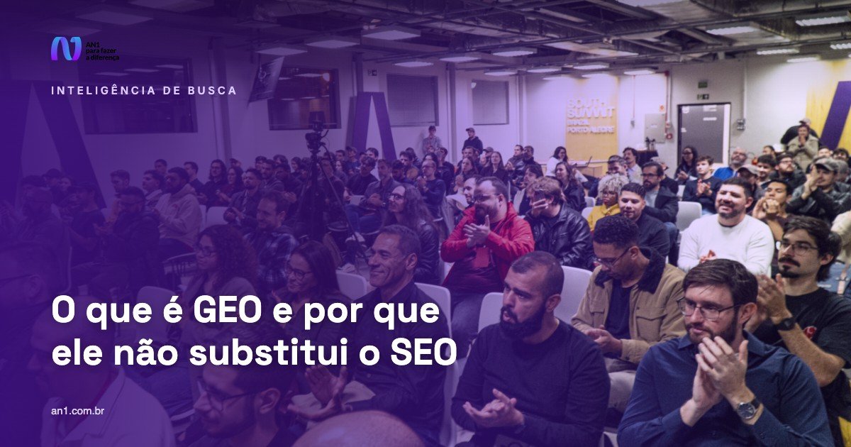 Plateia do CLAWCON em Porto Alegre, com o título do artigo sobre GEO sobreposto