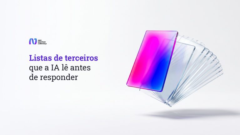 Render 3D de um leque de cartões de vidro sobre fundo branco, com um cartão em gradiente magenta e azul destacado do grupo, ilustrando as listas de terceiros que a IA lê