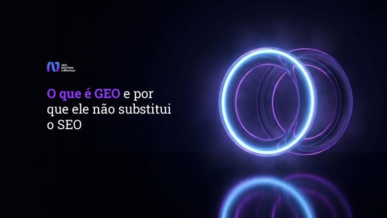 Dois anéis de vidro entrelaçados em violeta neon, arte do artigo sobre por que GEO não substitui o SEO