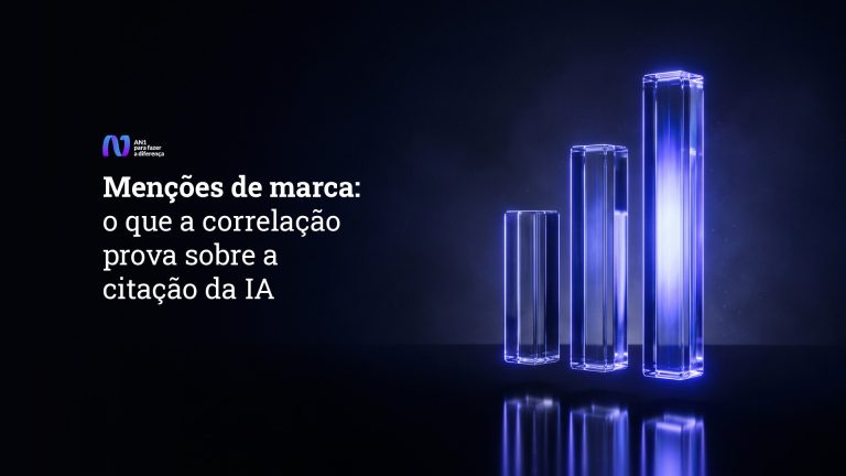 Três barras verticais de vidro escuro de alturas diferentes, a mais alta acesa por dentro em azul, ilustrando menções de marca como variável mais correlacionada com a citação da IA