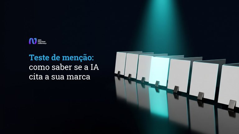 Fileira de sete cartões de visita em branco com um único cartão iluminado por um foco de luz teal, ilustrando o teste de menção que mostra se a IA cita a sua marca