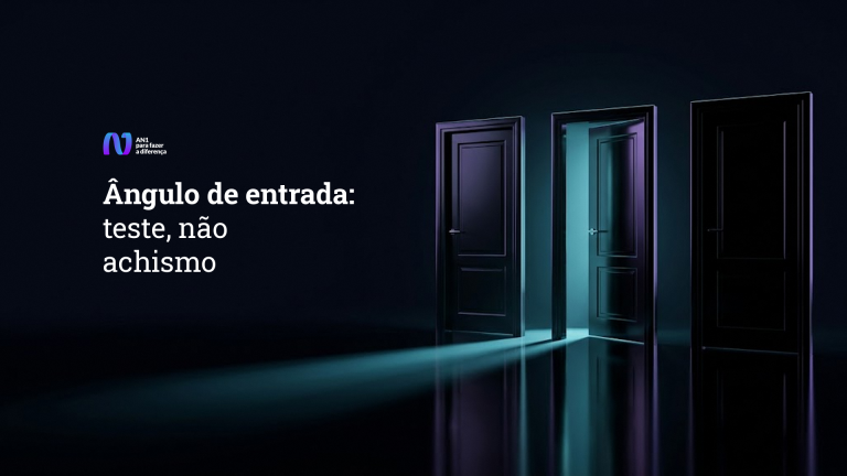 Três portas escuras lado a lado sobre piso espelhado, a do meio entreaberta com luz azul, representando o teste de ângulo de entrada de um conteúdo