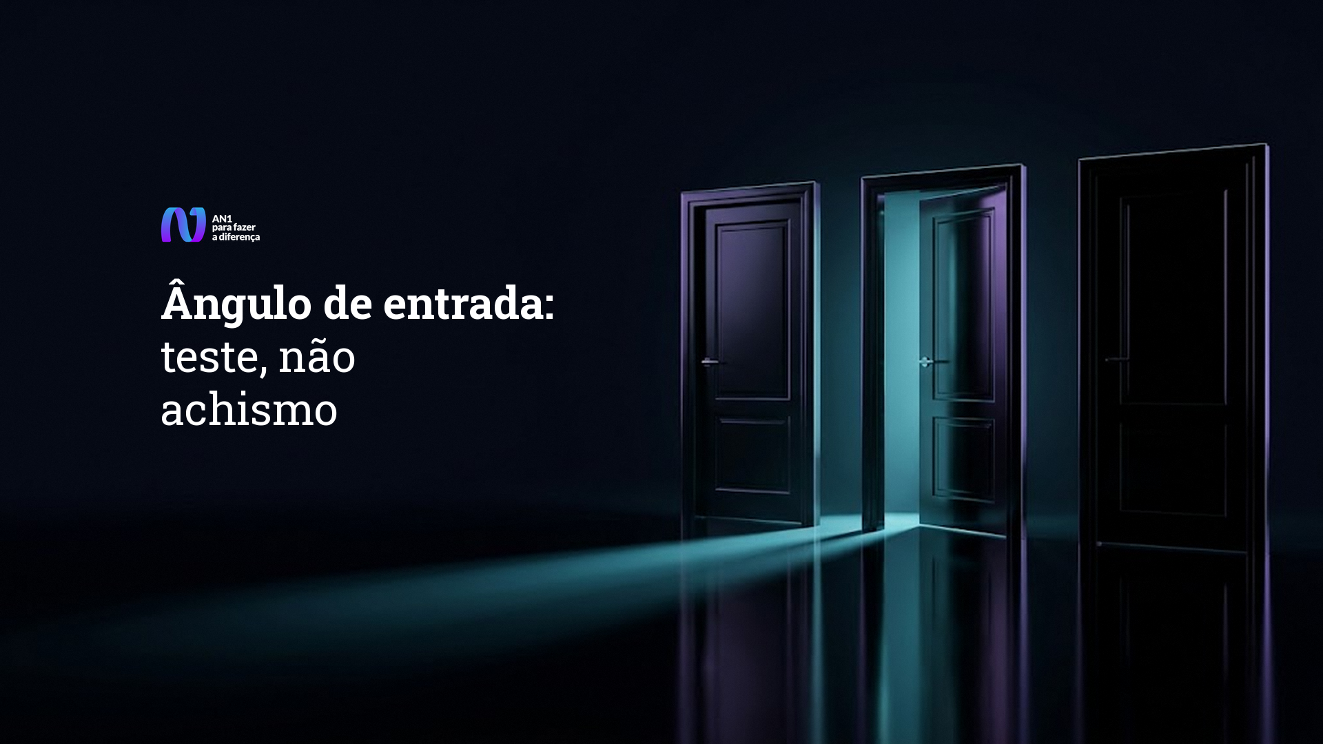 Três portas escuras lado a lado sobre piso espelhado, a do meio entreaberta com luz azul, representando o teste de ângulo de entrada de um conteúdo
