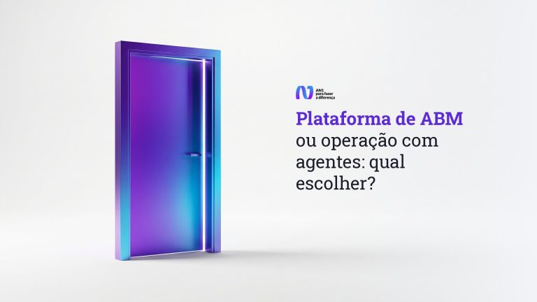 Porta entreaberta em gradiente violeta e ciano sobre fundo branco, capa do post sobre plataforma de ABM ou operação com agentes