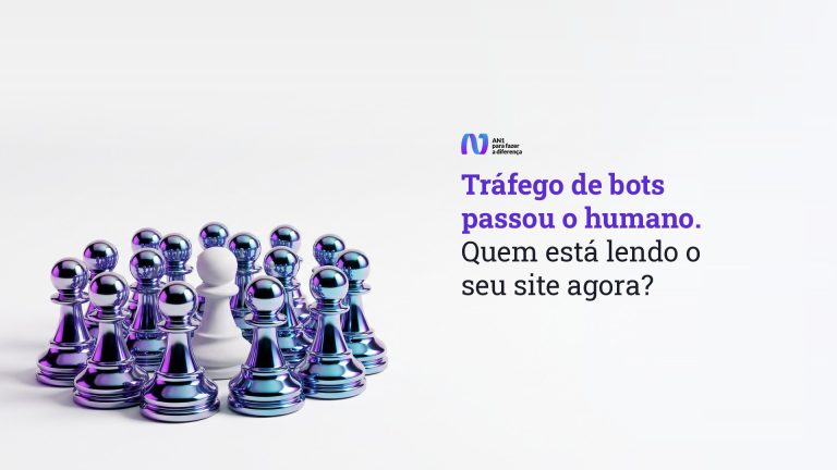 Grupo de peões de xadrez cromados com um único peão branco no meio, símbolo do tráfego de bots maior que o humano