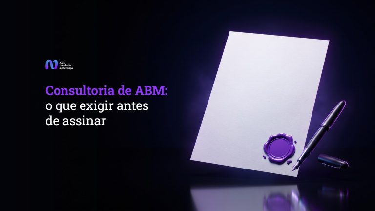 Contrato em branco com selo de cera violeta e caneta-tinteiro sob luz neon, capa do post sobre consultoria de ABM